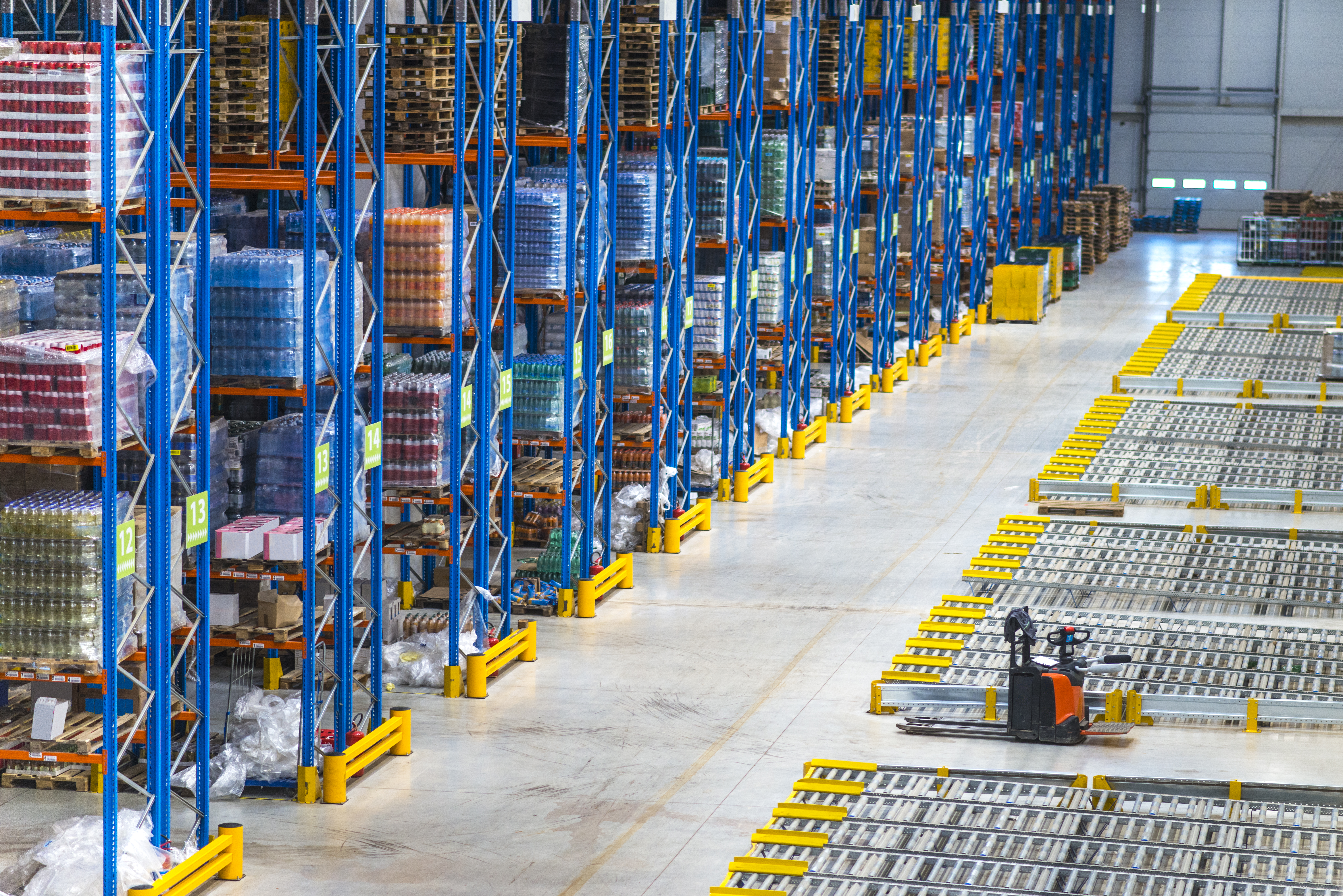 Distribución interior industrial con sensación de orden, escala y capacidad técnica